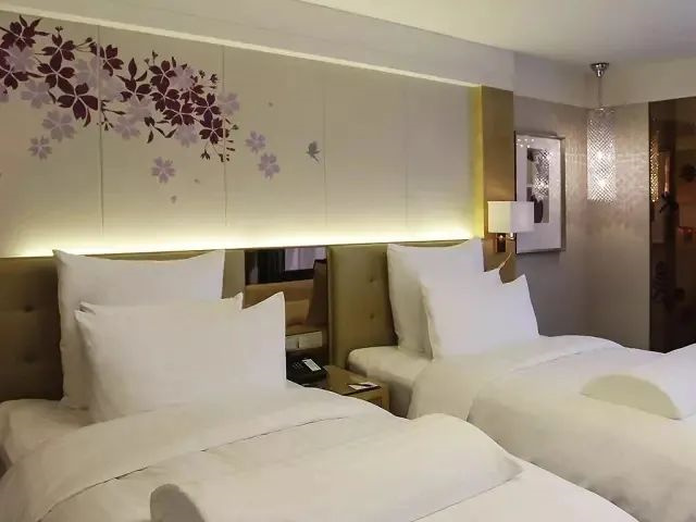 酒店設計的枕頭、隔斷玻璃門、燈怎么讓人燒腦殼